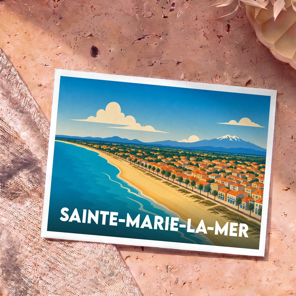 Carte postale souvenir de Sainte-Marie-la-Mer illustrant une plage bordée de maisons avec les Pyrénées en arrière-plan.