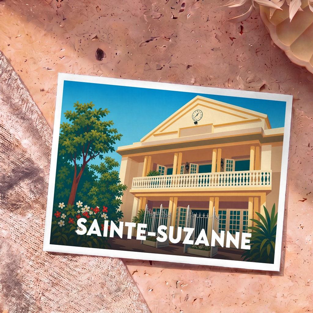 Carte postale souvenir de la ville de Sainte-Suzanne illustrant un bâtiment historique de style colonial sous un ciel bleu.