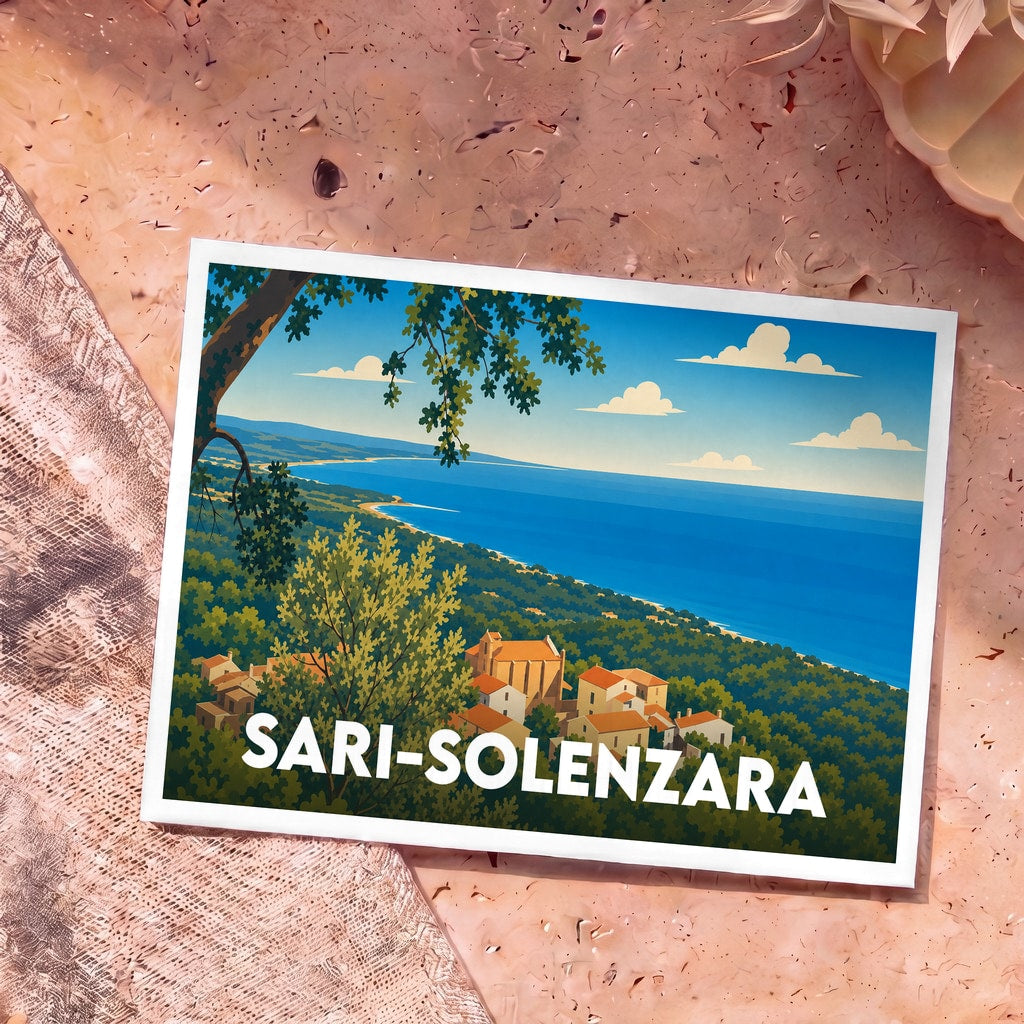 Carte postale souvenir de la ville de Sari-Solenzara avec une illustration stylisée de la côte corse.