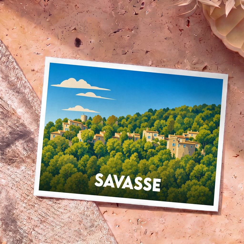 Carte postale souvenir de la ville de Savasse illustrant un village perché au cœur d'une forêt verdoyante sous un ciel azur.