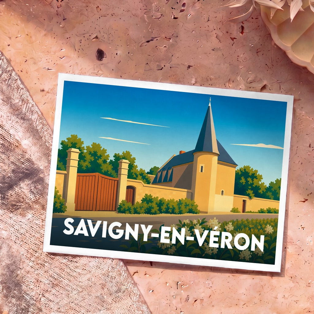 Carte postale souvenir de la ville de Savigny-en-Véron illustrée d'un manoir stylisé sous un ciel bleu.