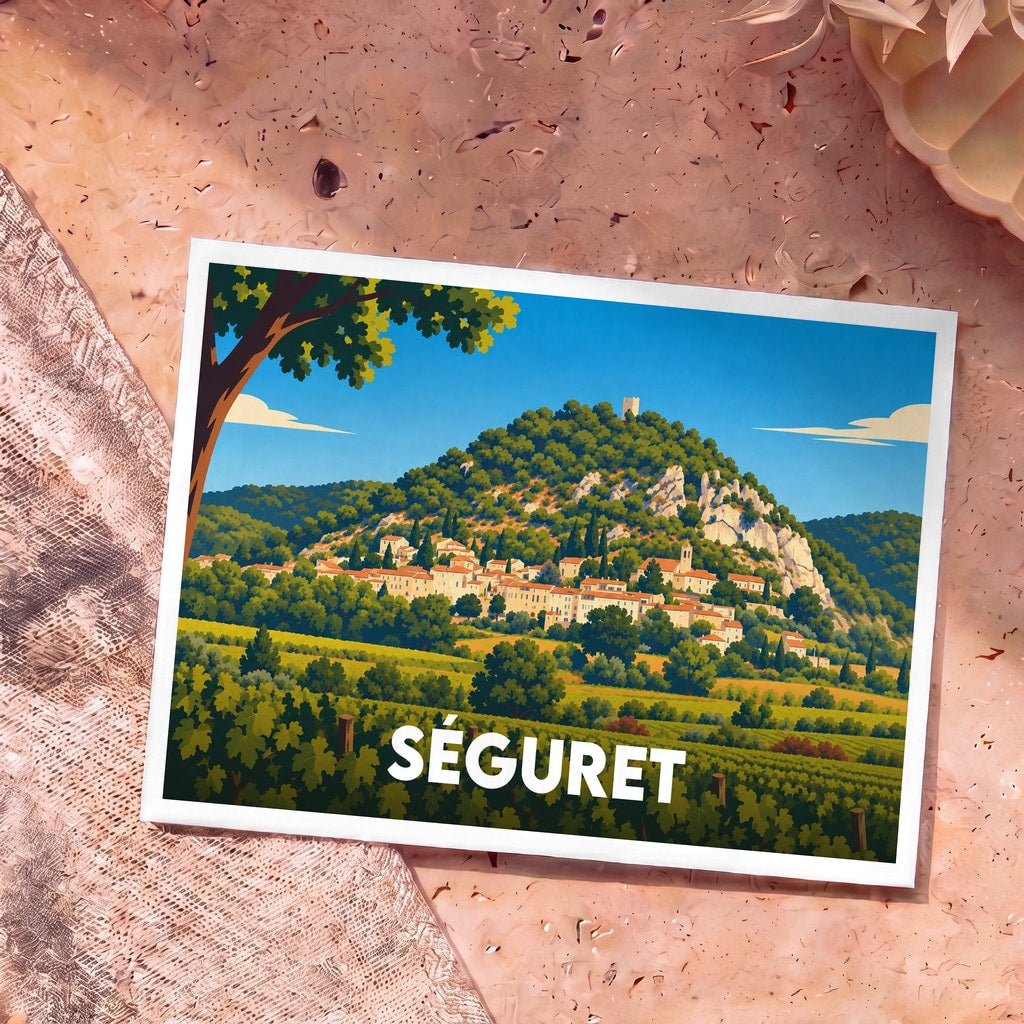 Carte postale souvenir de la ville de Séguret avec une illustration stylisée de son village perché et de ses vignobles.