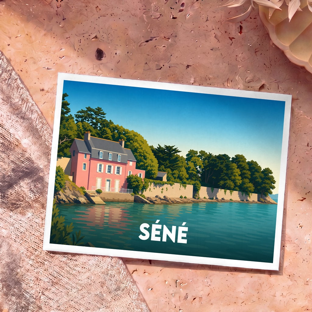Carte postale souvenir de la ville de Séné avec une illustration stylisée d'une maison rose en bord de mer.