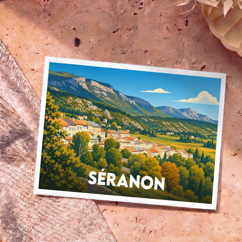 Carte postale souvenir de la ville de Séranon avec une illustration stylisée de son paysage vallonné.