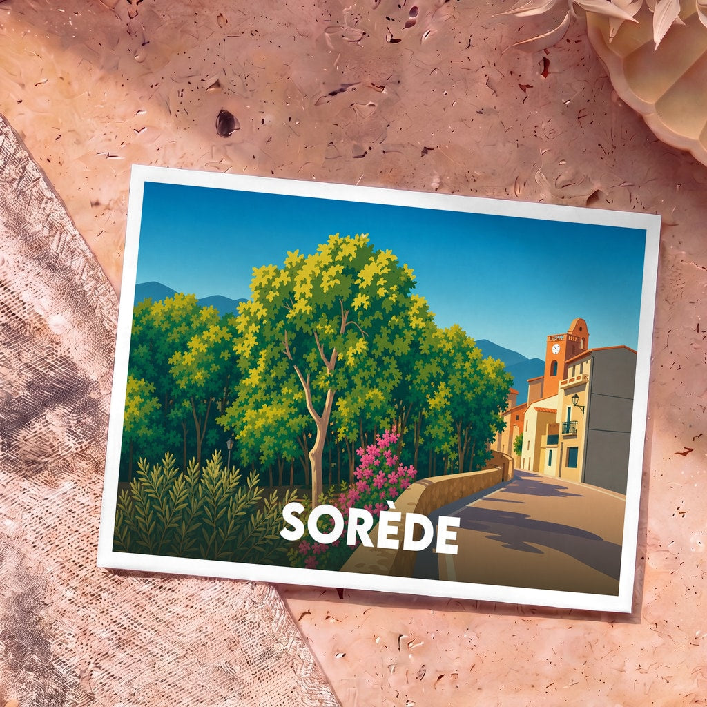 Carte postale souvenir de la ville de Sorède avec une illustration colorée et stylisée d'une rue ensoleillée.