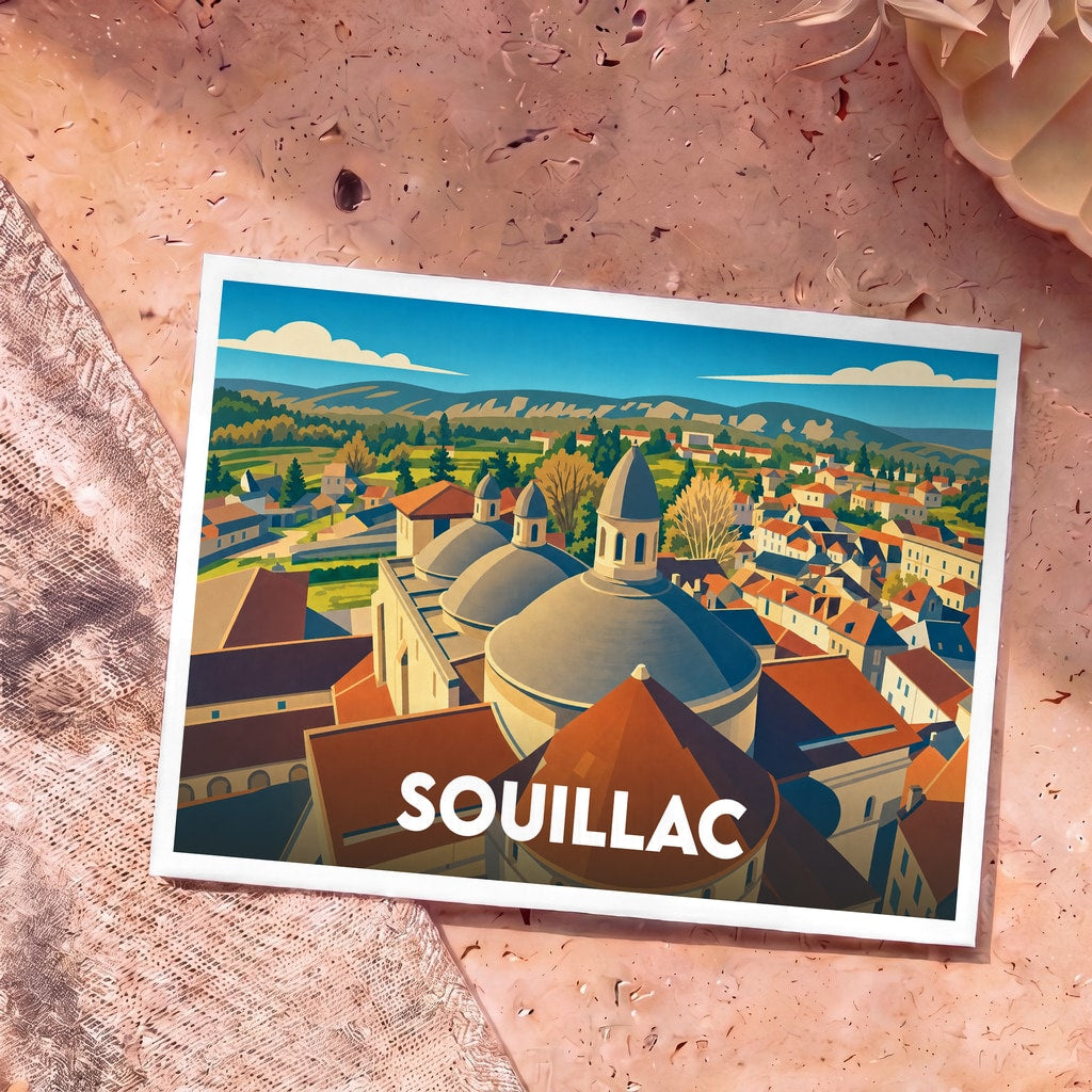 Carte postale souvenir de la ville de Souillac avec une illustration stylisée et colorée de ses toits et dômes emblématiques.