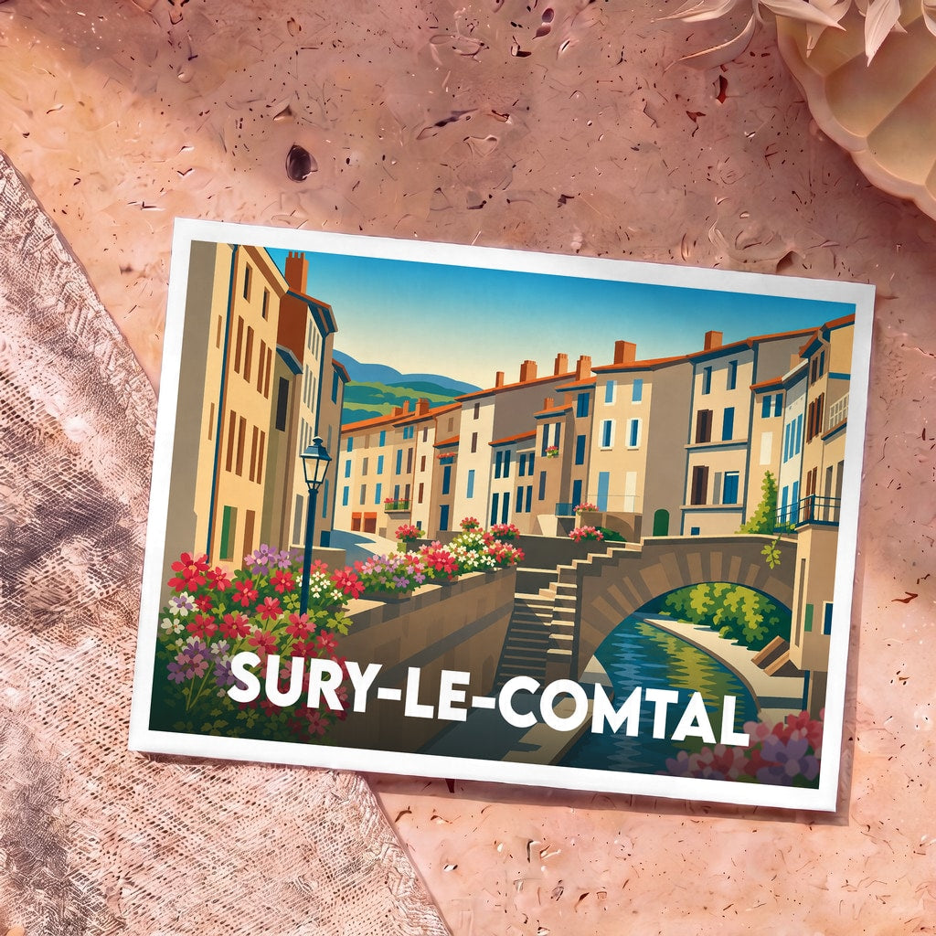 Carte postale souvenir de la ville de Sury-le-Comtal avec une illustration stylisée d'un canal et de maisons colorées.