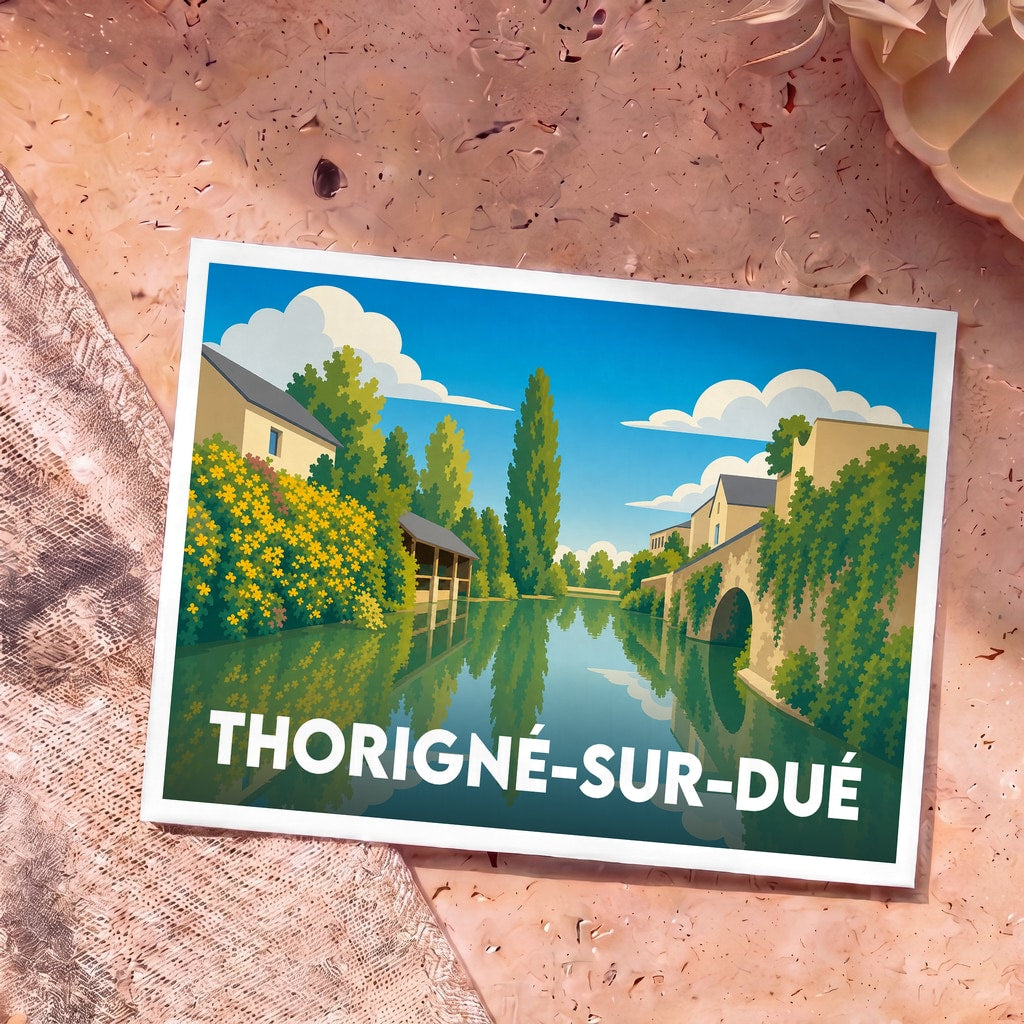 Carte postale souvenir de la ville de Thorigné-sur-Dué avec une illustration stylisée d'un paysage fluvial.