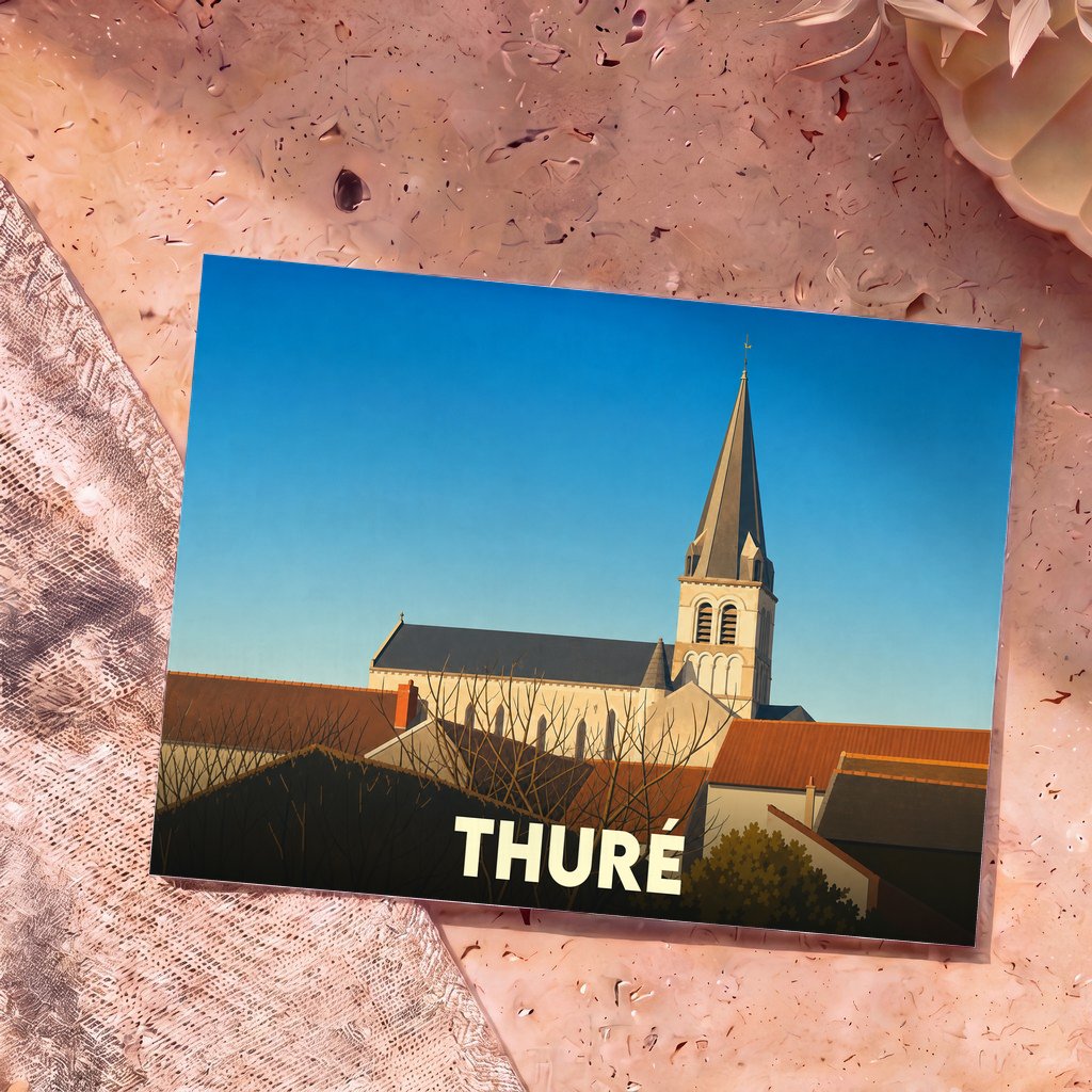 Carte postale souvenir de la ville de Thuré avec une illustration stylisée de son église et de ses toits.