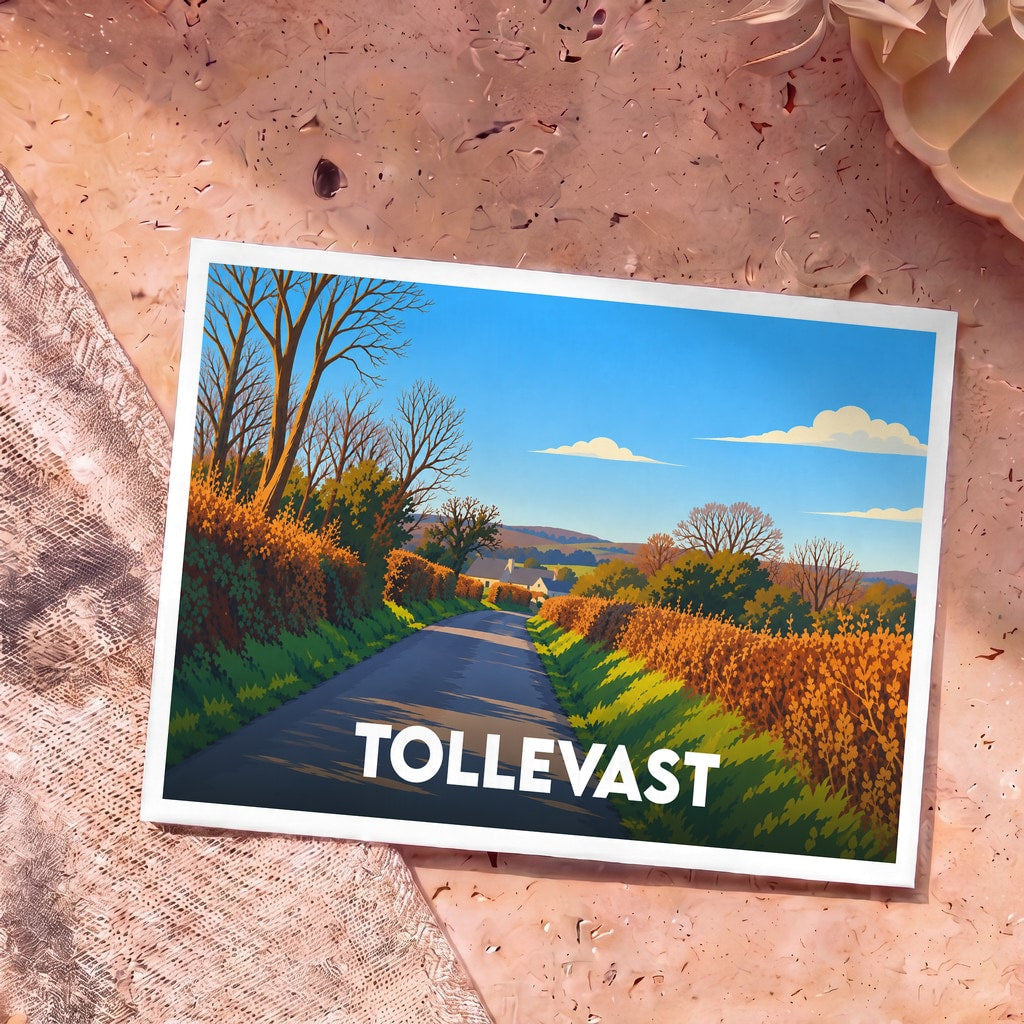 Carte postale souvenir de la ville de Tollevast avec une illustration stylisée d'un paysage de campagne ensoleillé.