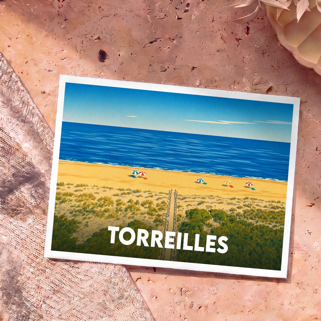 Carte postale souvenir de la ville de Torreilles avec une illustration stylisée d'une plage bordée de dunes.