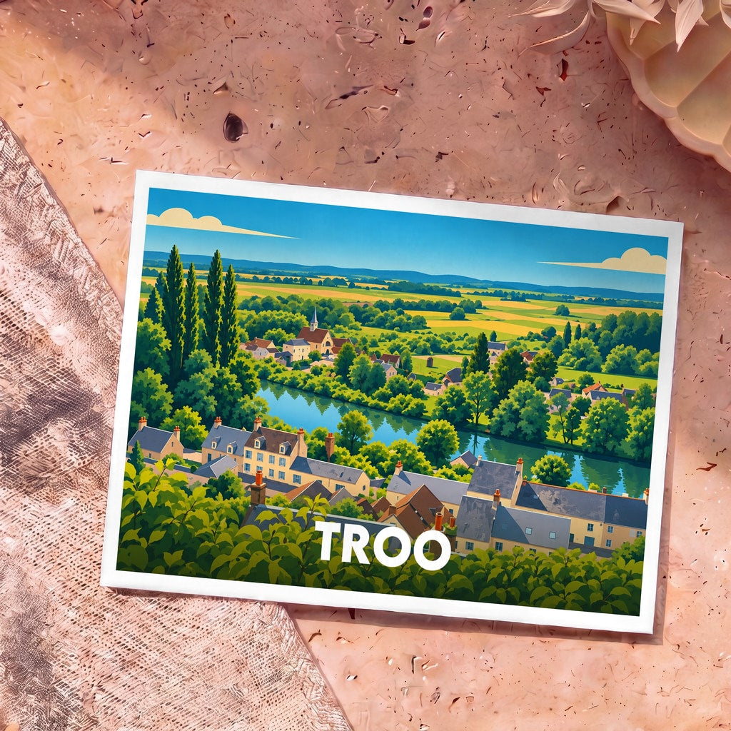 Carte postale souvenir de la ville de Troo avec une illustration stylisée et colorée de ses paysages.