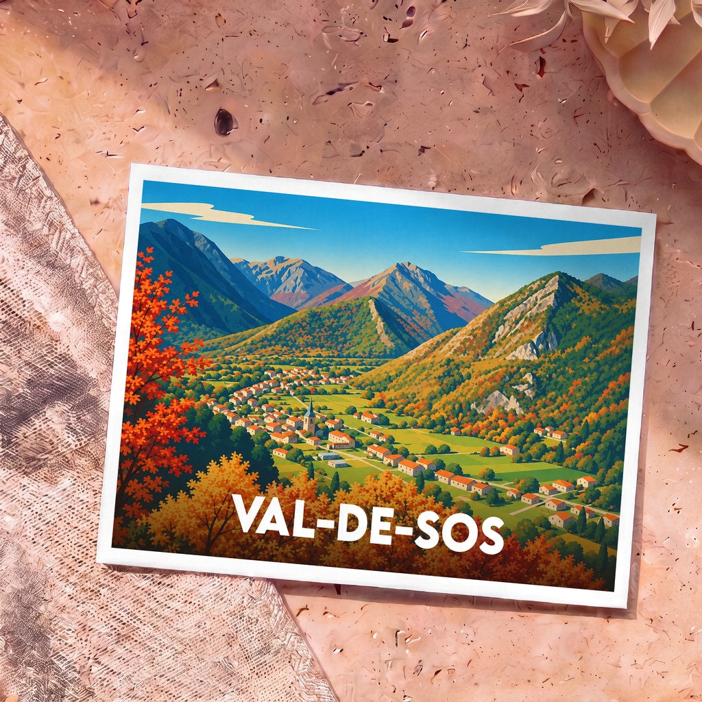 Carte postale souvenir de la commune de Val-de-Sos avec une illustration stylisée d'un village de montagne en automne.