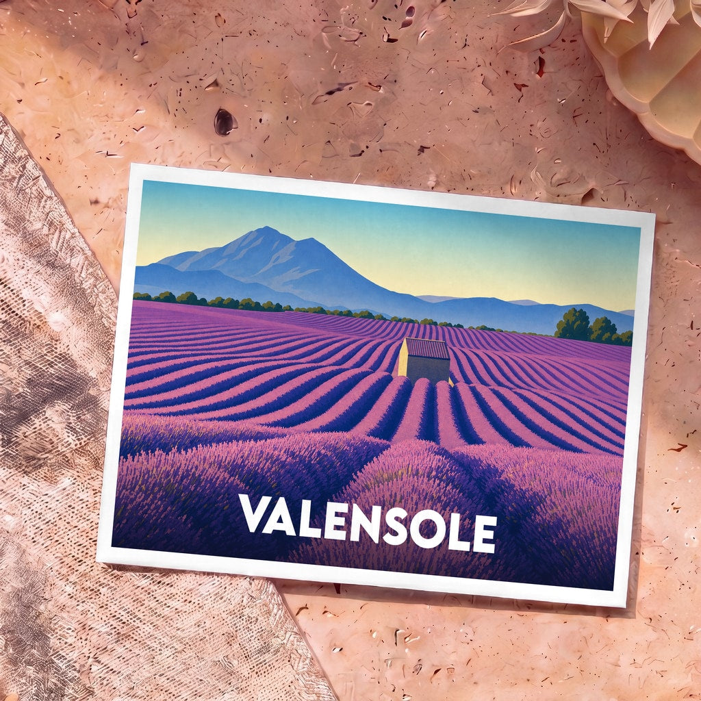 Carte postale souvenir de la ville de Valensole avec une illustration stylisée de champs de lavande.