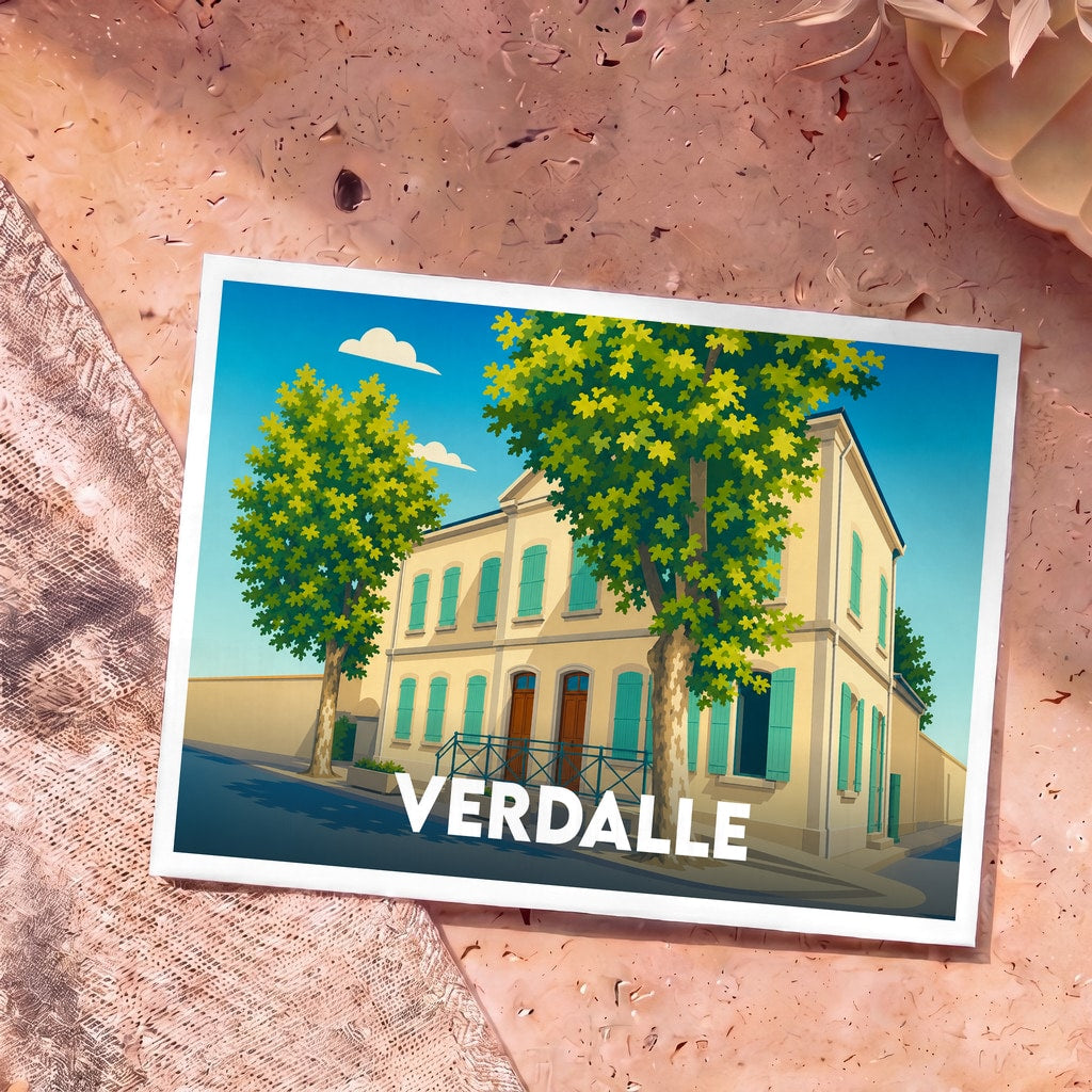 Carte postale souvenir de la ville de Verdalle avec une illustration stylisée d'un bâtiment typique aux volets bleus.