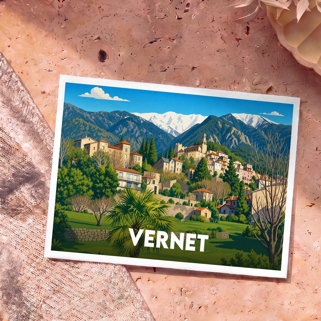 Carte postale souvenir de la ville de Vernet avec une illustration stylisée de ses bâtiments devant des montagnes enneigées.