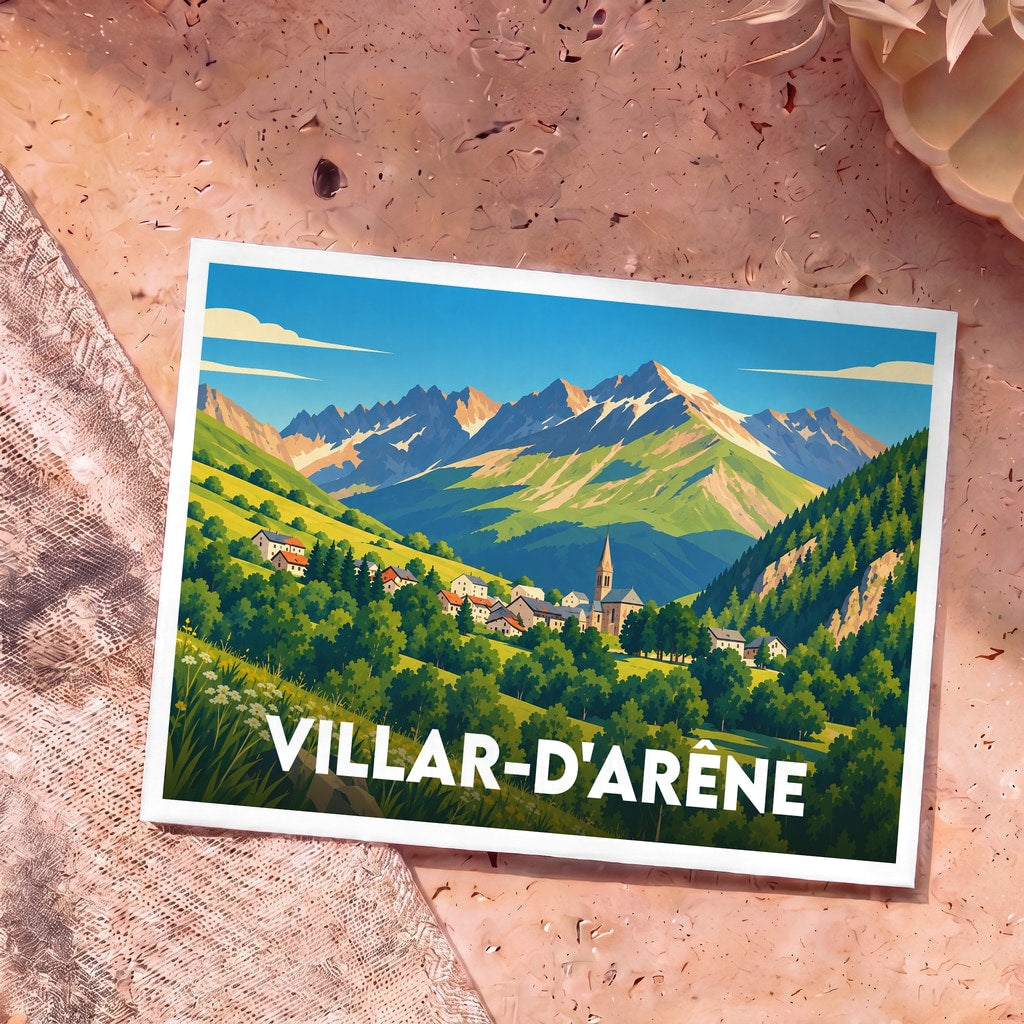 Carte postale souvenir de Villar-d'Arêne avec une illustration stylisée d'un village de montagne niché au pied des Alpes.