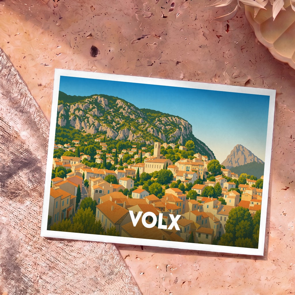 Carte postale souvenir de la ville de Volx avec une illustration stylisée d'un village provençal au pied d'une montagne.