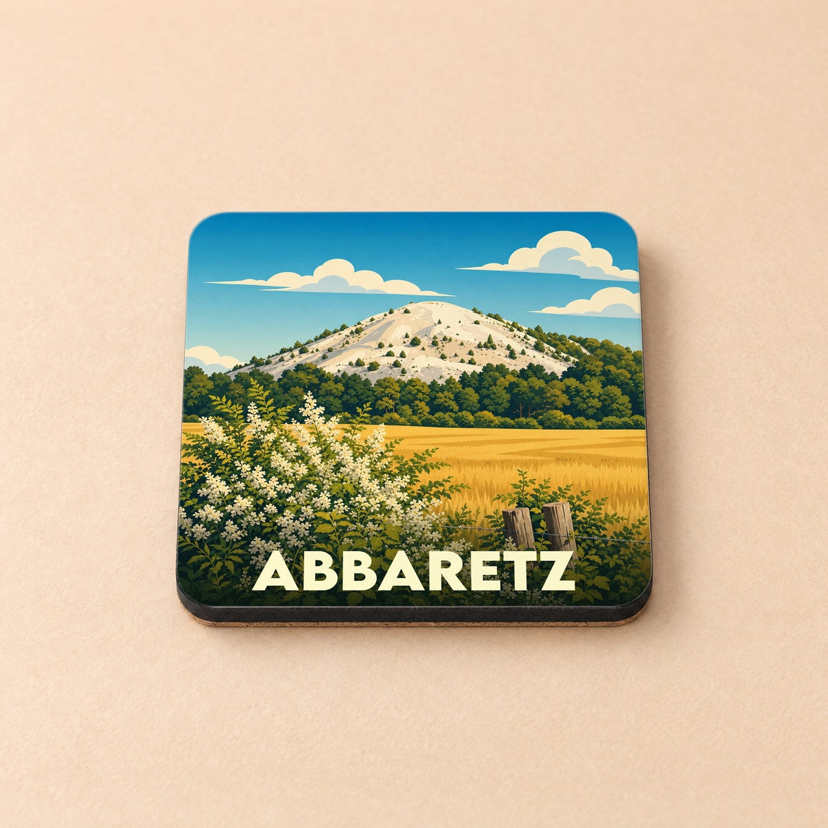 Dessous de verre souvenir de la ville d'Abbaretz illustré d'un paysage de campagne avec une colline blanche.