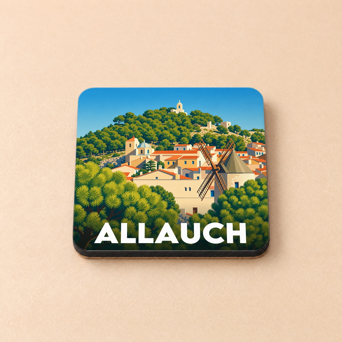 Dessous de verre souvenir de la ville d'Allauch avec une illustration stylisée représentant ses maisons, son moulin et ses collines.