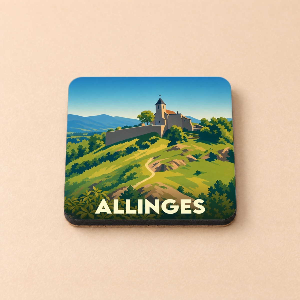 Dessous de verre souvenir de la ville d'Allinges avec une illustration stylisée d'une chapelle sur une colline verdoyante.