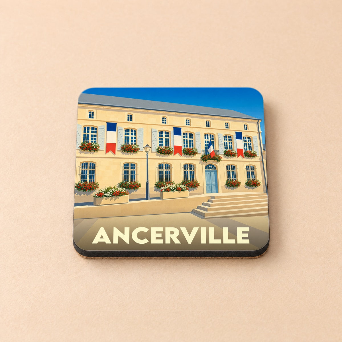 Dessous de verre souvenir de la ville d'Ancerville illustrant la mairie ornée de drapeaux français.