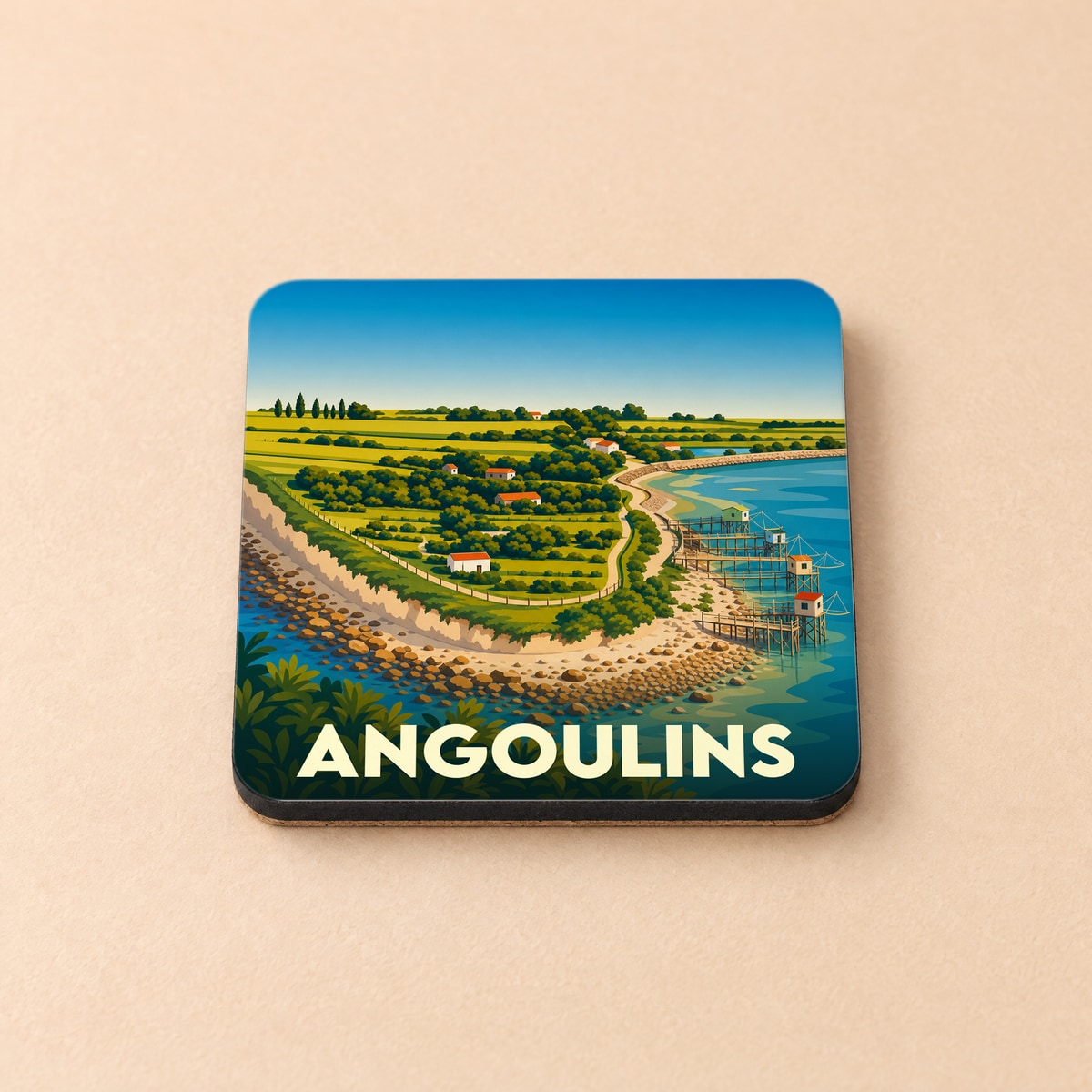 Dessous de verre souvenir de la ville d'Angoulins avec une illustration stylisée du littoral et de ses carrelets.