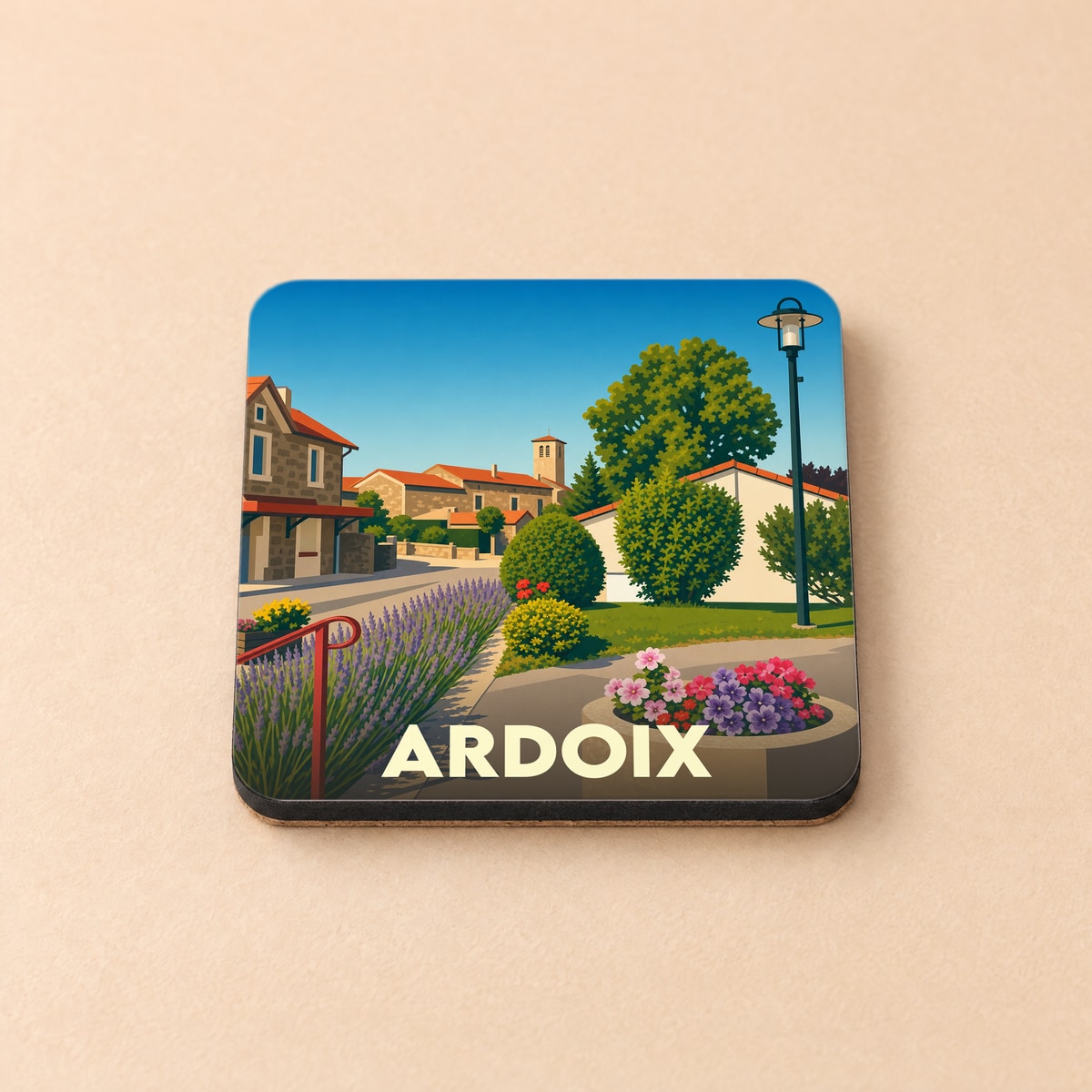 Dessous de verre souvenir de la ville d'Ardoix avec une illustration stylisée et colorée du village.