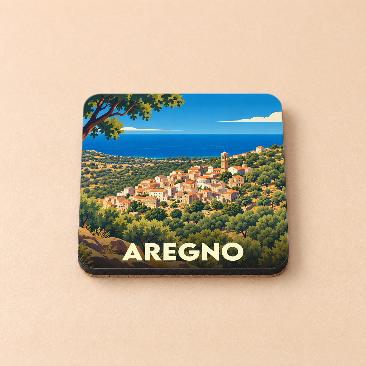 Dessous de verre souvenir de la ville d'Aregno avec une illustration stylisée d'un village corse surplombant la mer.