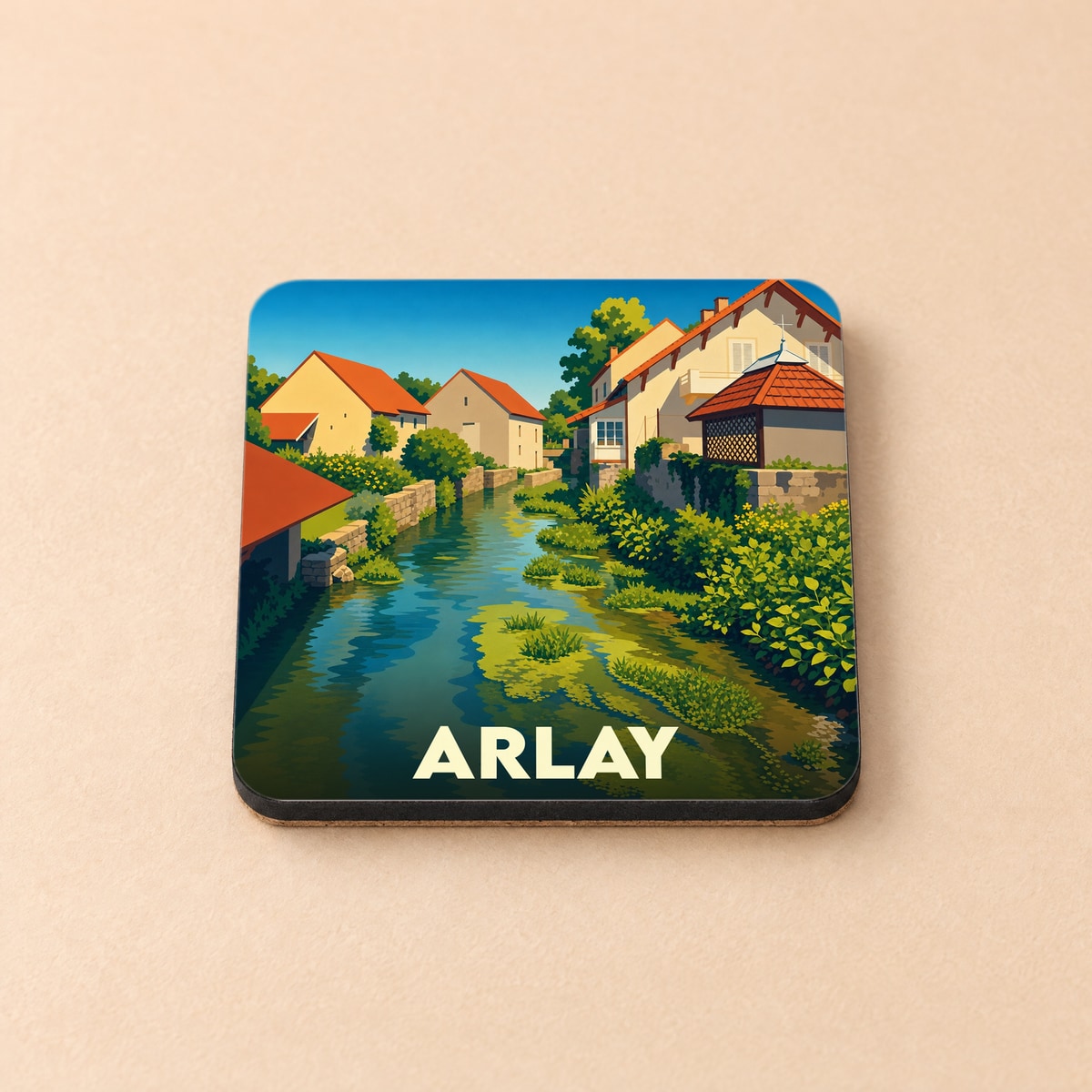 Dessous de verre souvenir de la ville d'Arlay illustrant un canal bordé de maisons pittoresques.