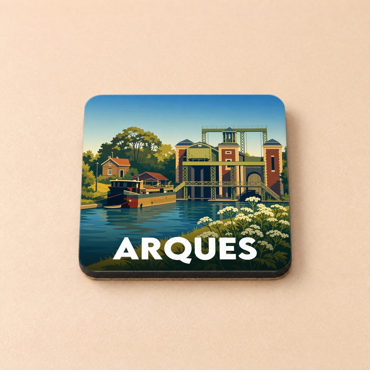 Dessous de verre souvenir de la ville d'Arques avec une illustration stylisée de son célèbre ascenseur à bateaux.