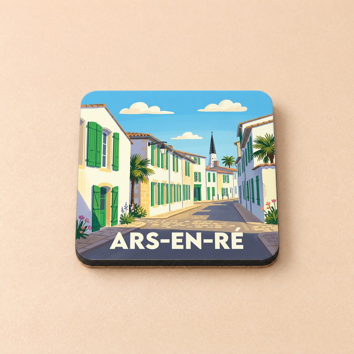 Dessous de verre souvenir de la ville d'Ars-en-Ré avec une illustration stylisée d'une rue typique.