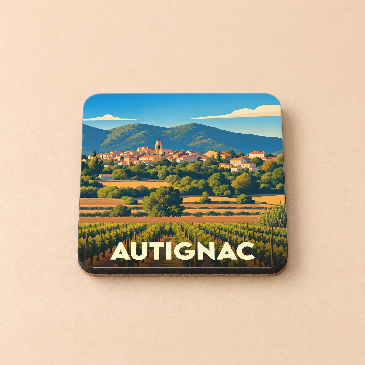 Dessous de verre souvenir de la ville de Autignac avec une illustration stylisée d'un paysage de vignobles.