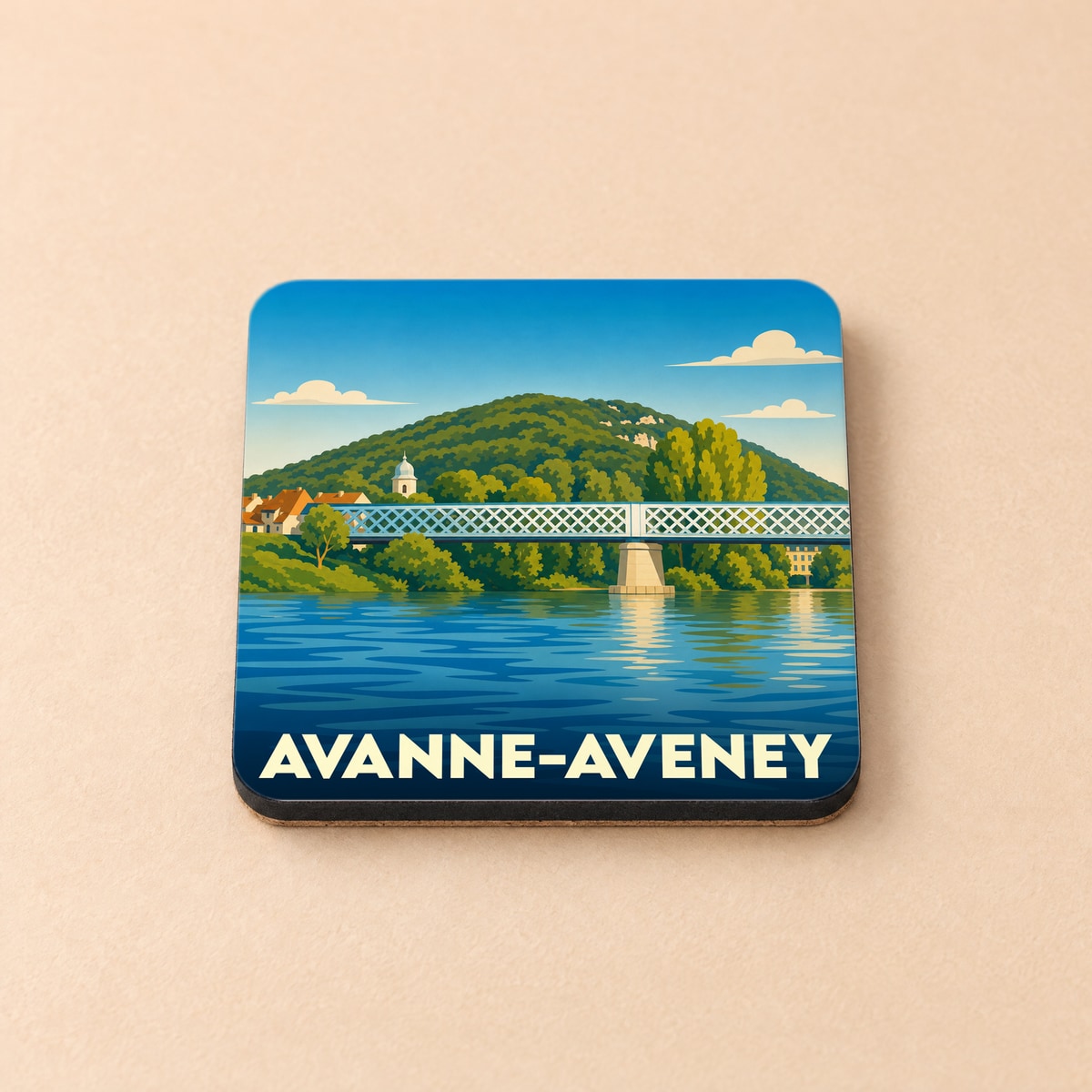 Dessous de verre souvenir de la ville d'Avanne-Aveney illustré d'un pont enjambant une rivière devant une colline verdoyante.