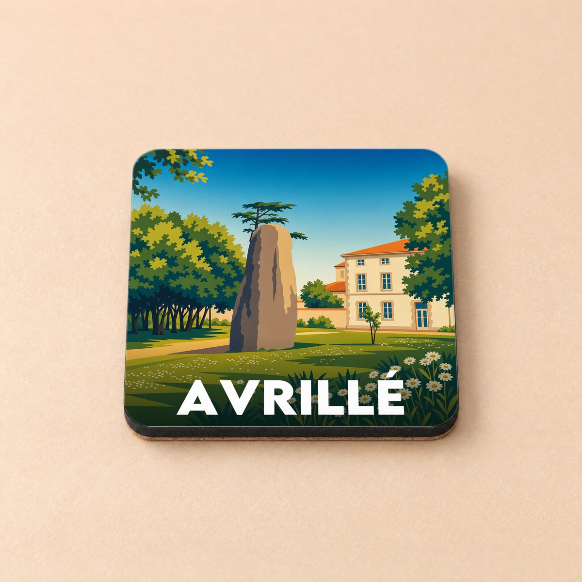 Dessous de verre souvenir de la ville de Avrillé avec une illustration stylisée représentant un menhir et un château.