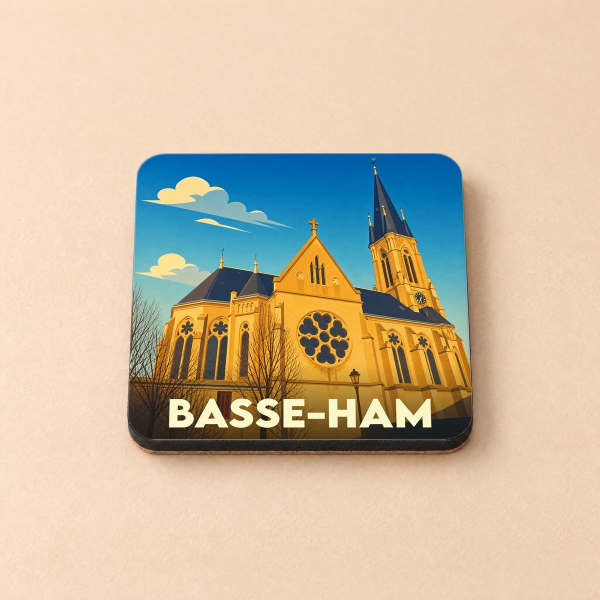 Dessous de verre souvenir de la ville de Basse-Ham avec une illustration stylisée de son église sous un ciel bleu.
