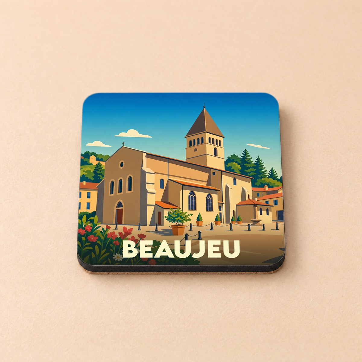 Dessous de verre souvenir de la ville de Beaujeu avec une illustration stylisée de son église et de sa place.