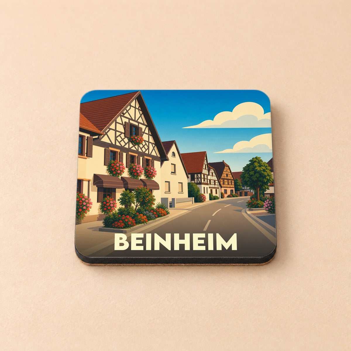 Dessous de verre souvenir de la ville de Beinheim avec une illustration stylisée d'une rue typique alsacienne.