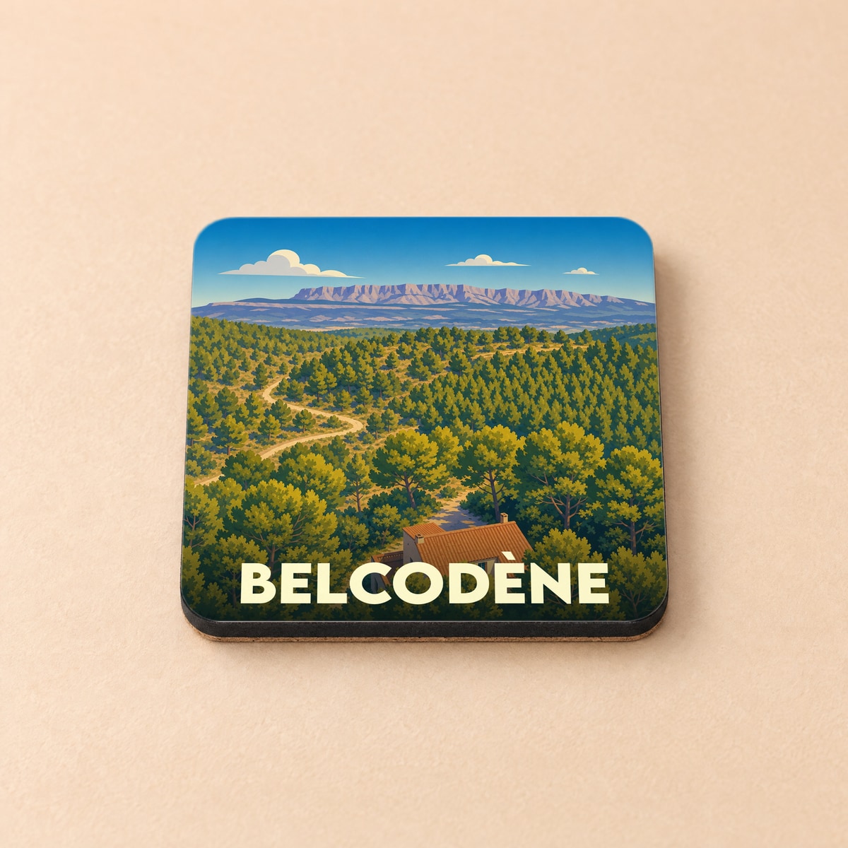 Dessous de verre souvenir de la ville de Belcodène avec une illustration stylisée de sa forêt et de ses montagnes.