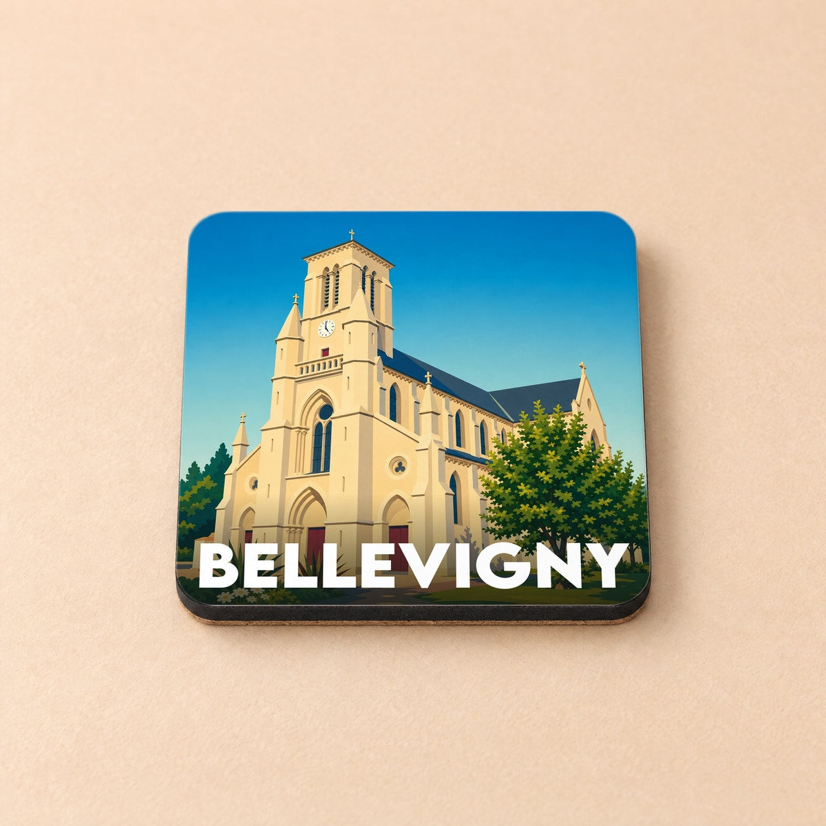 Dessous de verre souvenir de la ville de Bellevigny avec une illustration stylisée de son église.