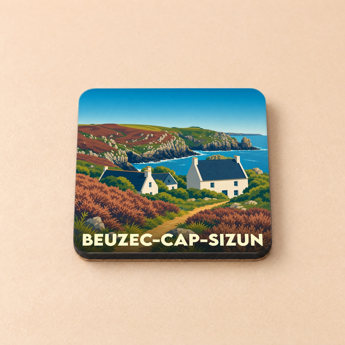 Dessous de verre souvenir de la ville de Beuzec-Cap-Sizun avec une illustration stylisée d'un paysage côtier.