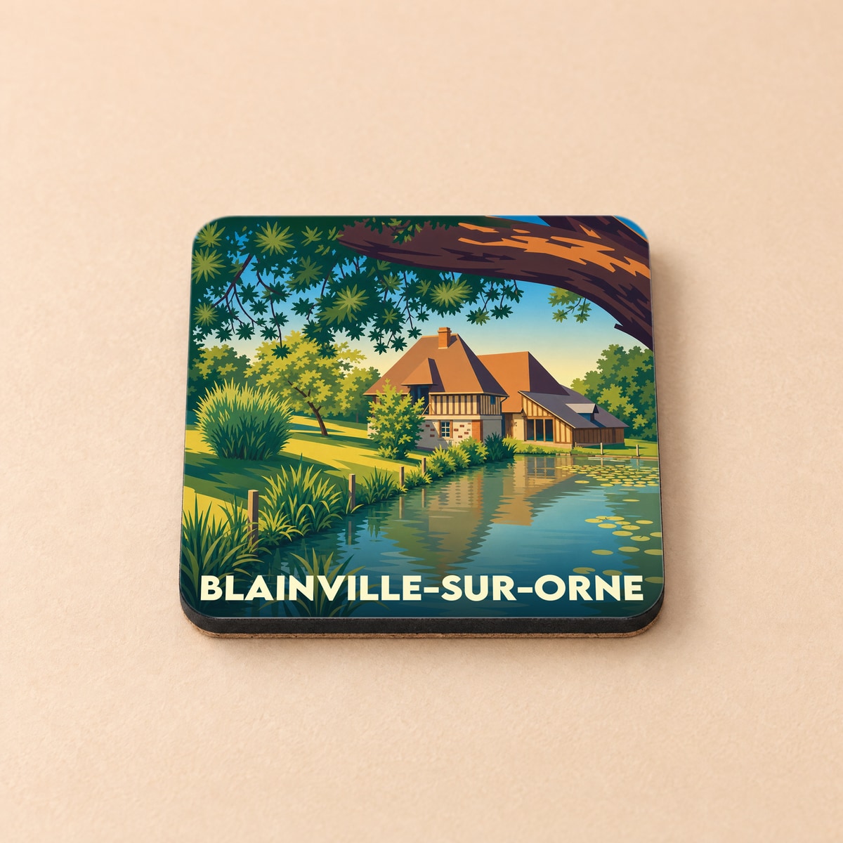 Dessous de verre souvenir de la ville de Blainville-sur-Orne avec une illustration stylisée d'une maison au bord de l'eau.