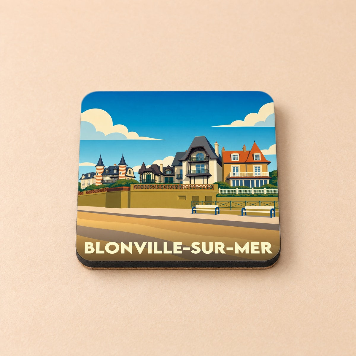 Dessous de verre souvenir de Blonville-sur-Mer illustré d'un front de mer stylisé avec ses villas typiques.