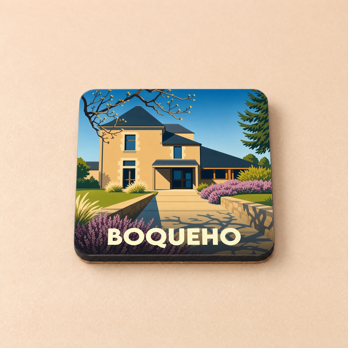 Dessous de verre souvenir de la ville de Boqueho illustré d'une maison stylisée sous un ciel bleu.
