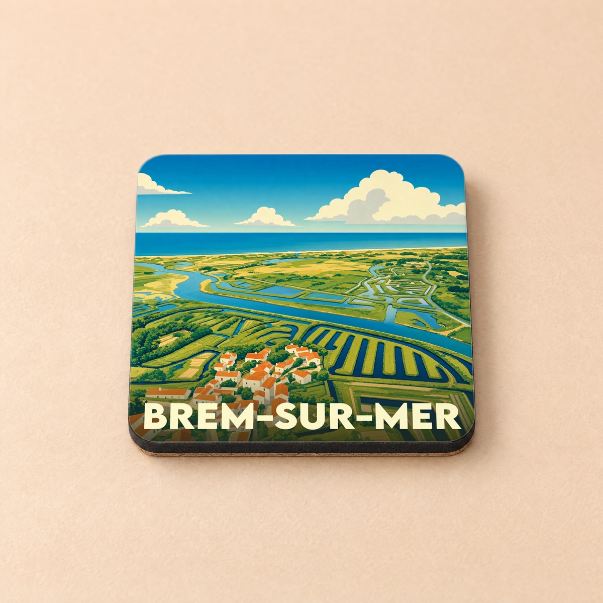 Dessous de verre souvenir de la ville de Brem-sur-Mer avec une illustration stylisée de ses paysages côtiers et marais.
