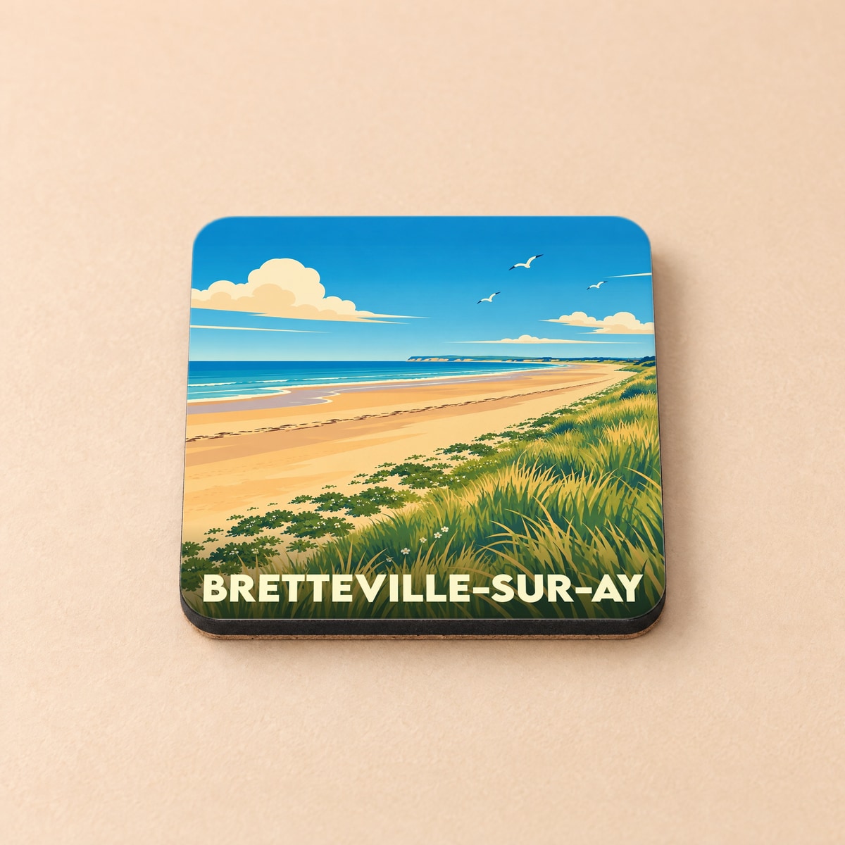 Dessous de verre souvenir de Bretteville-sur-Ay illustrant sa plage et ses dunes dans un style rétro.
