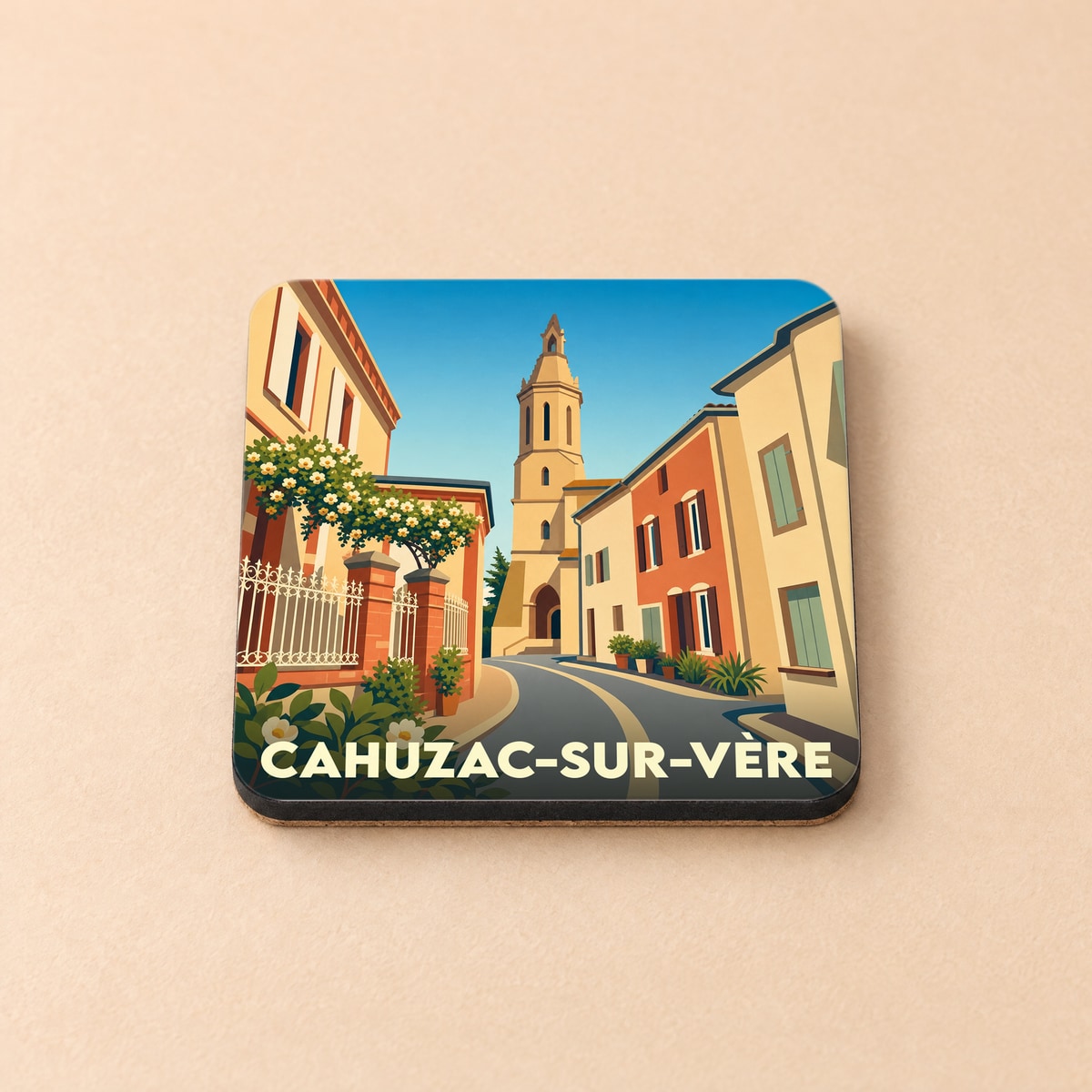 Dessous de verre souvenir de Cahuzac-sur-Vère illustré d'une rue pittoresque menant à son église.