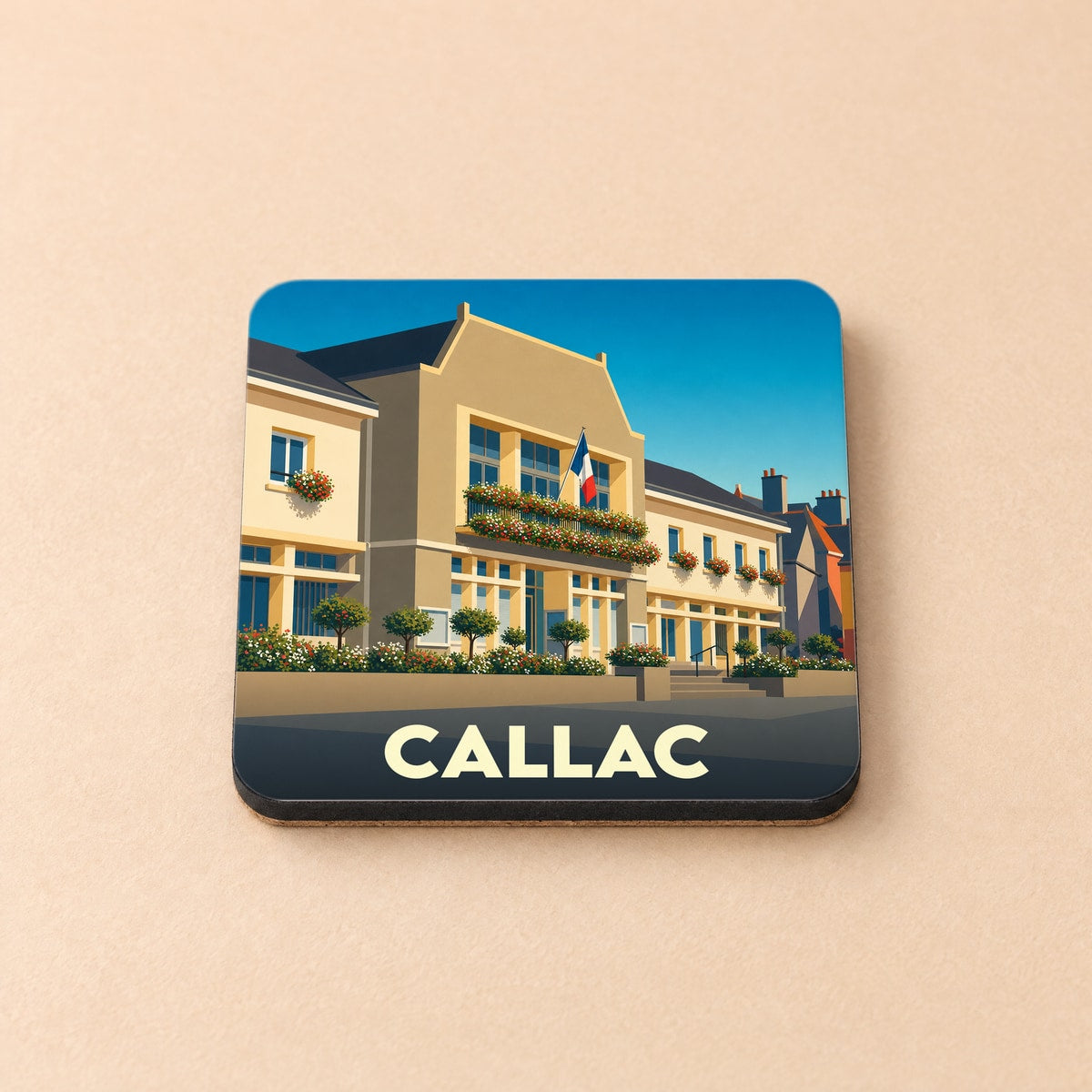 Dessous de verre souvenir de la ville de Callac avec une illustration stylisée de la mairie.
