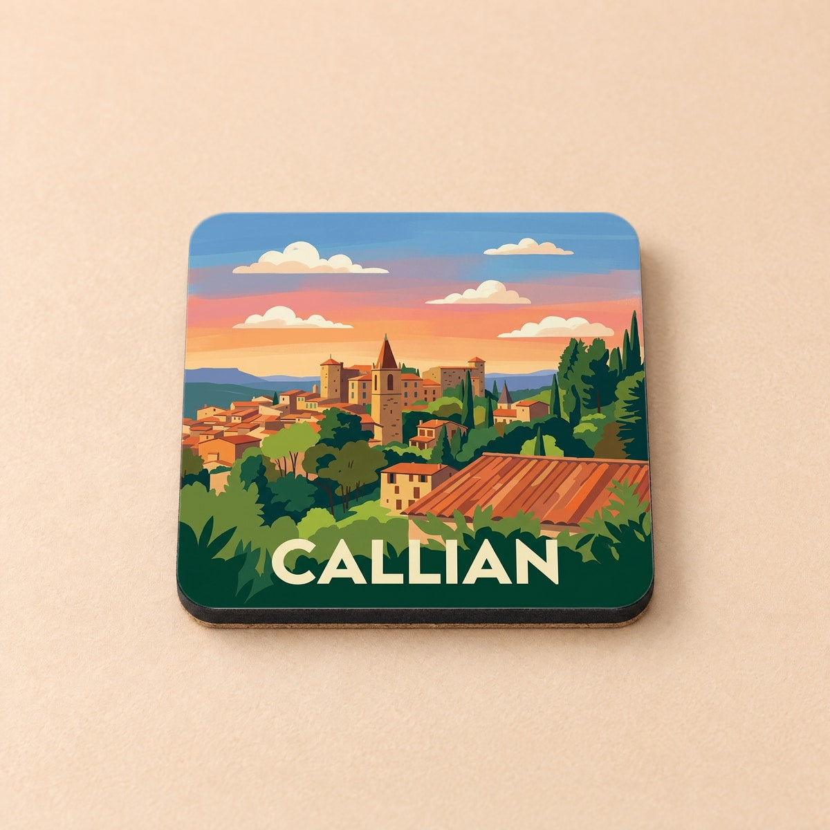 Dessous de verre souvenir de la ville de Callian avec une illustration stylisée d'un village provençal au coucher du soleil.