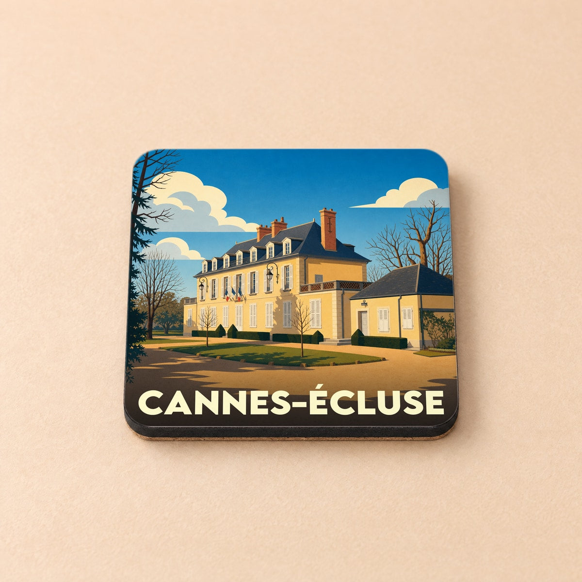 Dessous de verre souvenir de la ville de Cannes-Écluse avec une illustration stylisée d'une demeure historique.